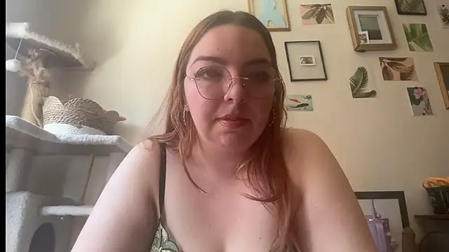 Snapshot of curvycate127 chatting on 03/17/26, 06:44 curvycate127 online show from 03/17/26, 06:44