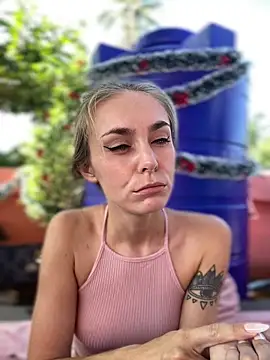 White Lu online show from 12/18/25, 02:39