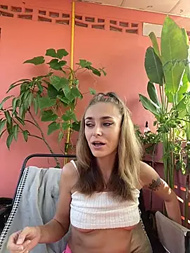 Snapshot of White_Lu chatting on 04/17/26, 02:03 White Lu online show from 04/17/26, 02:03