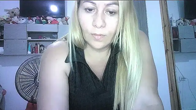 Snapshot of mariana0x chatting on 04/18/26, 04:00 mariana0x online show from 04/18/26, 04:00