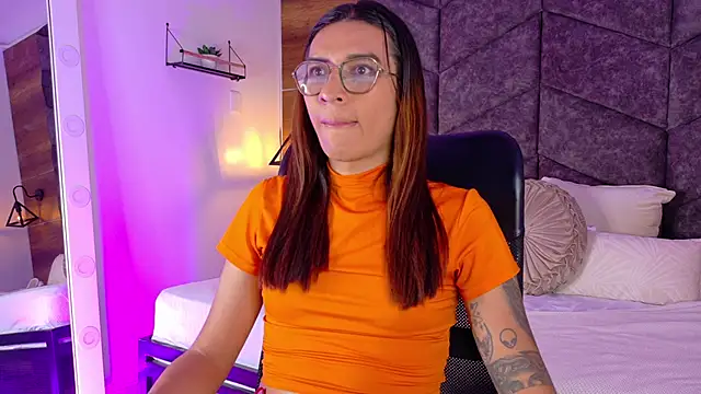 LauraaGomezz   online show from 09/23/25, 07:28