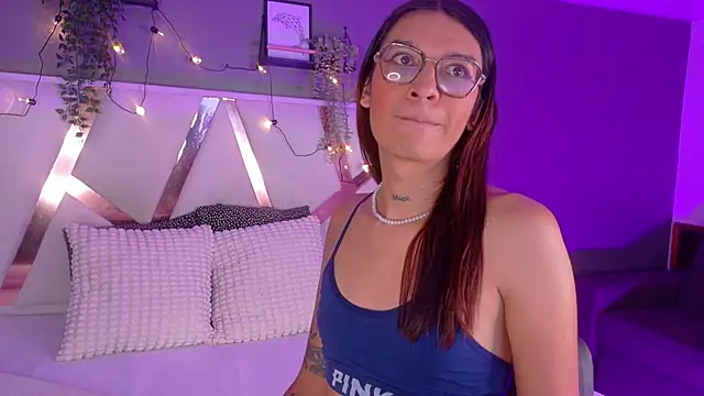 LauraaGomezz   online show from 10/10/25, 07:24