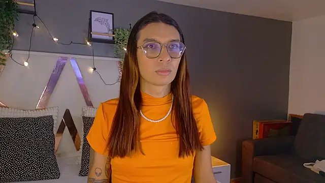 LauraaGomezz   online show from 10/13/25, 07:36