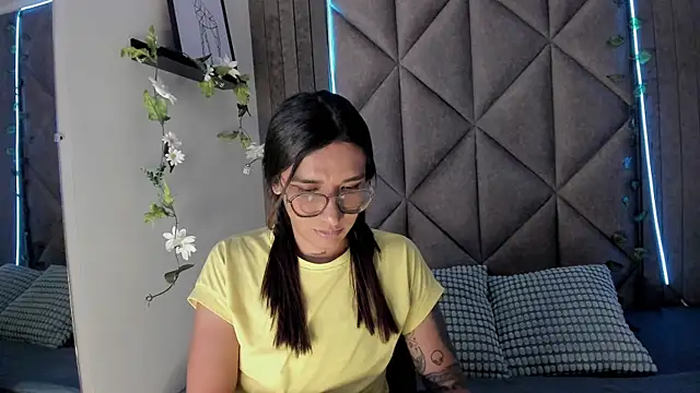 LauraaGomezz   online show from 10/14/25, 07:36