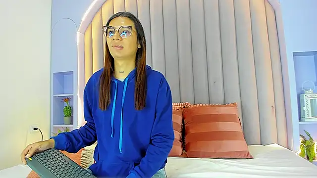 LauraaGomezz   online show from 10/17/25, 07:27