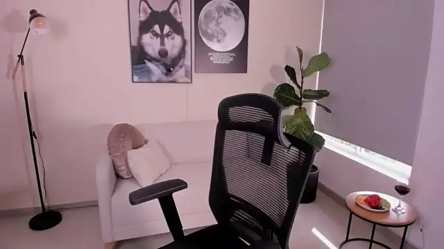 LairaScott online show from 12/14/25, 09:19