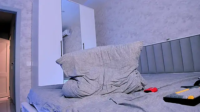 Shiny Jennifer online show from 10/07/25, 06:05