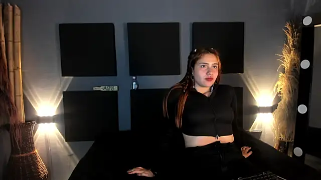 Snapshot of Nikki_and_Mayk chatting on 02/01/25, 02:26 Nikki and Mayk online show from 02/01/25, 02:26