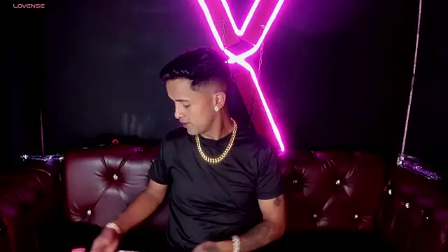 Snapshot of Nikki_and_Mayk chatting on 02/16/25, 02:31 Nikki and Mayk online show from 02/16/25, 02:31