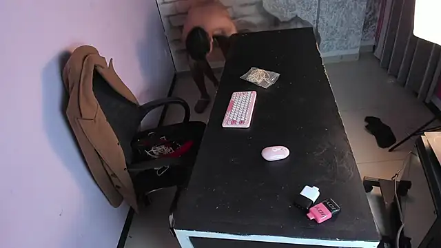 Snapshot of Nikki_and_Mayk chatting on 02/21/25, 08:40 Nikki and Mayk online show from 02/21/25, 08:40