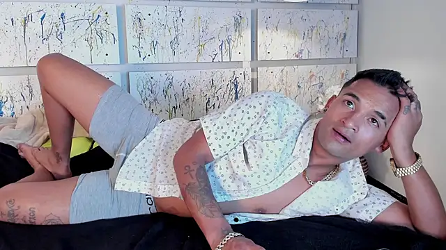 Snapshot of Nikki_and_Mayk chatting on 03/21/25, 09:01 Nikki and Mayk online show from 03/21/25, 09:01