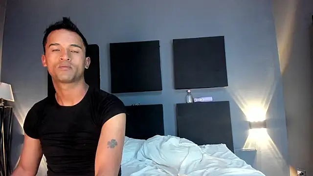 Snapshot of Nikki_and_Mayk chatting on 09/16/25, 04:02 Nikki and Mayk online show from 09/16/25, 04:02