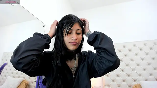 Snapshot of esmeralda06 chatting on 07/06/26, 03:03 esmeralda06 online show from 07/06/26, 03:03