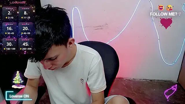 Snapshot of Alexxx_lov chatting on 12/18/25, 01:06 Alexxx lov online show from 12/18/25, 01:06