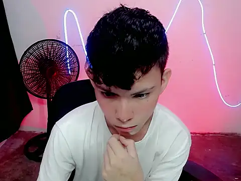 Snapshot of Alexxx_lov chatting on 12/19/25, 01:07 Alexxx lov online show from 12/19/25, 01:07