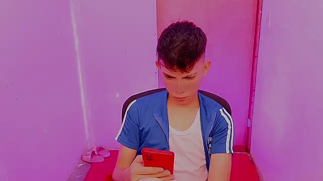 Snapshot of Alexxx_lov chatting on 02/12/26, 12:33 Alexxx lov online show from 02/12/26, 12:33