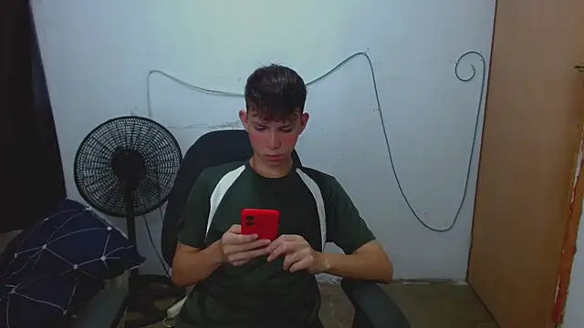 Snapshot of Alexxx_lov chatting on 04/10/26, 12:21 Alexxx lov online show from 04/10/26, 12:21