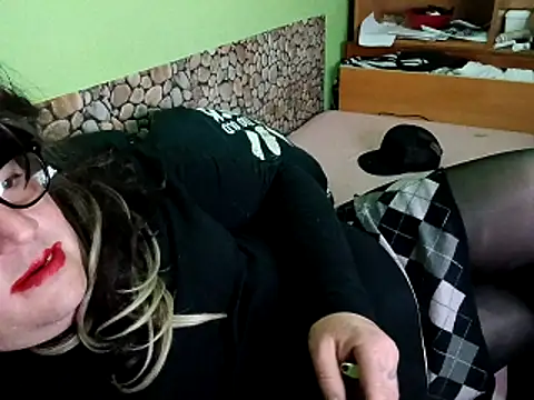 Snapshot of Adrianka chatting on 04/21/26, 01:29 Adrianka online show from 04/21/26, 01:29