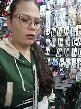 Snapshot of Vale_Saenzz chatting on 12/23/25, 01:14 Vale Saenzz online show from 12/23/25, 01:14