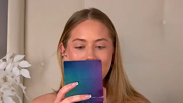 Snapshot of ur_wet_dreams chatting on 03/04/26, 04:18 ur wet dreams online show from 03/04/26, 04:18