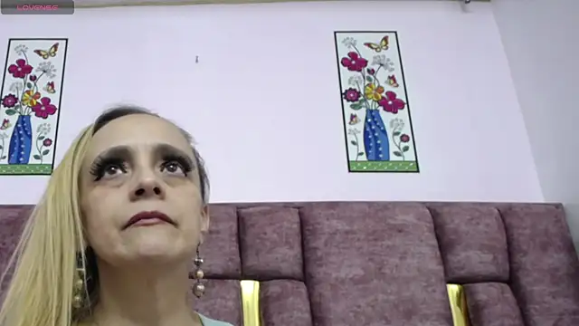 VICTORIAHANK  online show from 04/12/26, 07:19