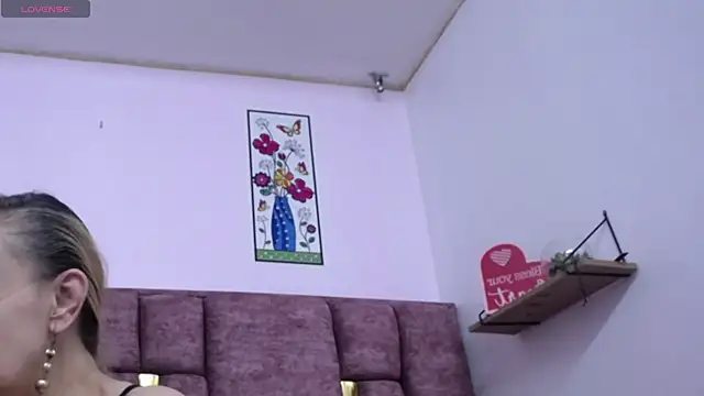 VICTORIAHANK  online show from 04/18/26, 08:20