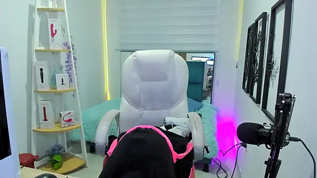 naomy hot 777 online show from 10/19/25, 01:17