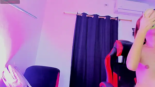 Snapshot of Nicol_TransGirl chatting on 10/10/25, 02:21 Nicol TransGirl online show from 10/10/25, 02:21