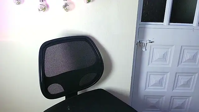 Snapshot of Lya1_ch chatting on 10/28/25, 10:23 Lya1 ch online show from 10/28/25, 10:23