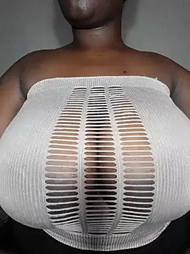 Snapshot of owamiee chatting on 02/13/25, 07:10 owamiee online show from 02/13/25, 07:10