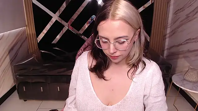 Hela v online show from 03/10/25, 06:12