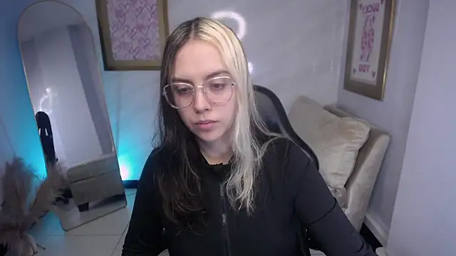 Hela v online show from 09/19/25, 12:06