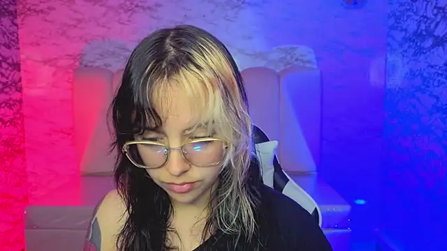 Snapshot of Hela_v chatting on 03/21/26, 01:05 Hela v online show from 03/21/26, 01:05