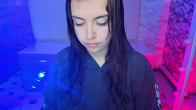 Snapshot of Hela_v chatting on 04/15/26, 01:07 Hela v online show from 04/15/26, 01:07