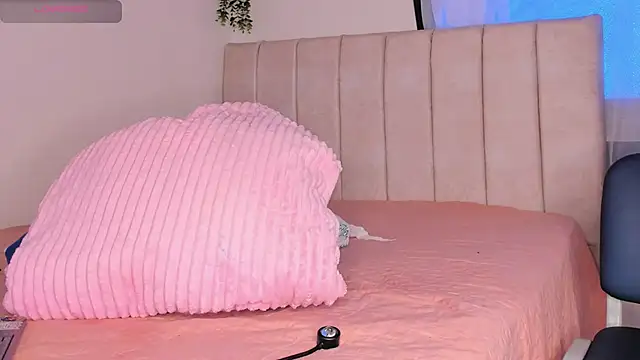 Snapshot of alice_guzman1 chatting on 11/16/25, 04:23 alice guzman1 online show from 11/16/25, 04:23