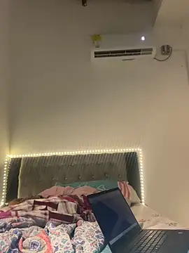 Snapshot of my_cam chatting on 02/13/25, 04:00 my cam online show from 02/13/25, 04:00