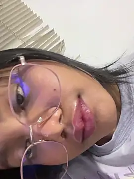 Snapshot of my_cam chatting on 02/18/25, 12:04 my cam online show from 02/18/25, 12:04