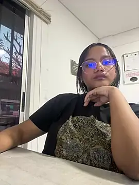 Snapshot of my_cam chatting on 02/21/25, 10:04 my cam online show from 02/21/25, 10:04