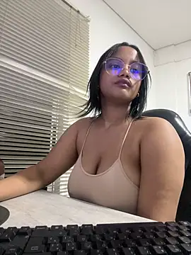 Snapshot of my_cam chatting on 03/05/25, 01:21 my cam online show from 03/05/25, 01:21