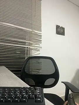 Snapshot of my_cam chatting on 03/08/25, 12:22 my cam online show from 03/08/25, 12:22