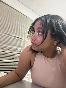 Snapshot of my_cam chatting on 03/13/25, 12:05 my cam online show from 03/13/25, 12:05