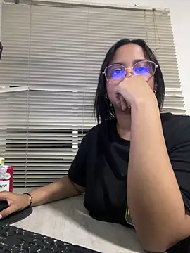 Snapshot of my_cam chatting on 03/14/25, 12:32 my cam online show from 03/14/25, 12:32