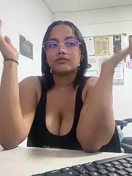 Snapshot of my_cam chatting on 03/15/25, 12:15 my cam online show from 03/15/25, 12:15