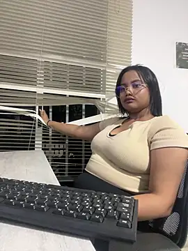 Snapshot of my_cam chatting on 03/20/25, 12:40 my cam online show from 03/20/25, 12:40