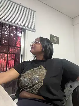 Snapshot of my_cam chatting on 03/21/25, 10:06 my cam online show from 03/21/25, 10:06