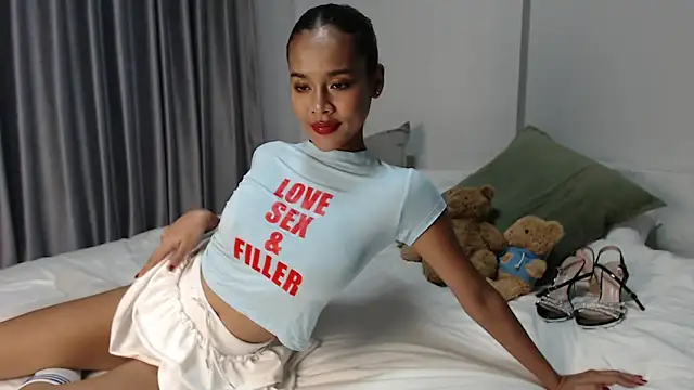 Snapshot of misslilypeach chatting on 02/14/25, 08:21 misslilypeach online show from 02/14/25, 08:21