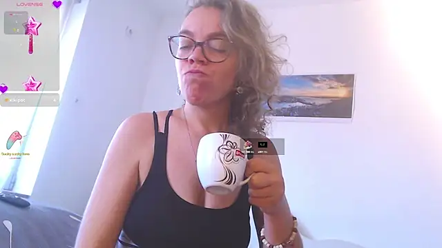 Snapshot of Ju-Hot chatting on 09/17/25, 02:08 Ju-Hot online show from 09/17/25, 02:08