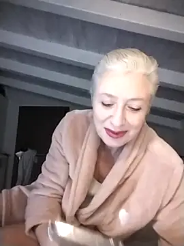 Snapshot of divinaerotica chatting on 02/20/25, 05:40 divinaerotica online show from 02/20/25, 05:40