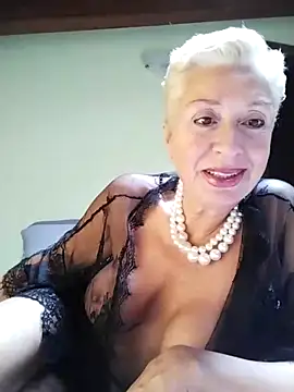 Snapshot of divinaerotica chatting on 06/10/26, 11:42 divinaerotica online show from 06/10/26, 11:42
