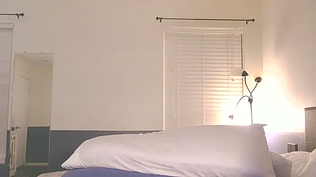 Snapshot of MilfRayne chatting on 02/10/25, 09:04 MilfRayne online show from 02/10/25, 09:04